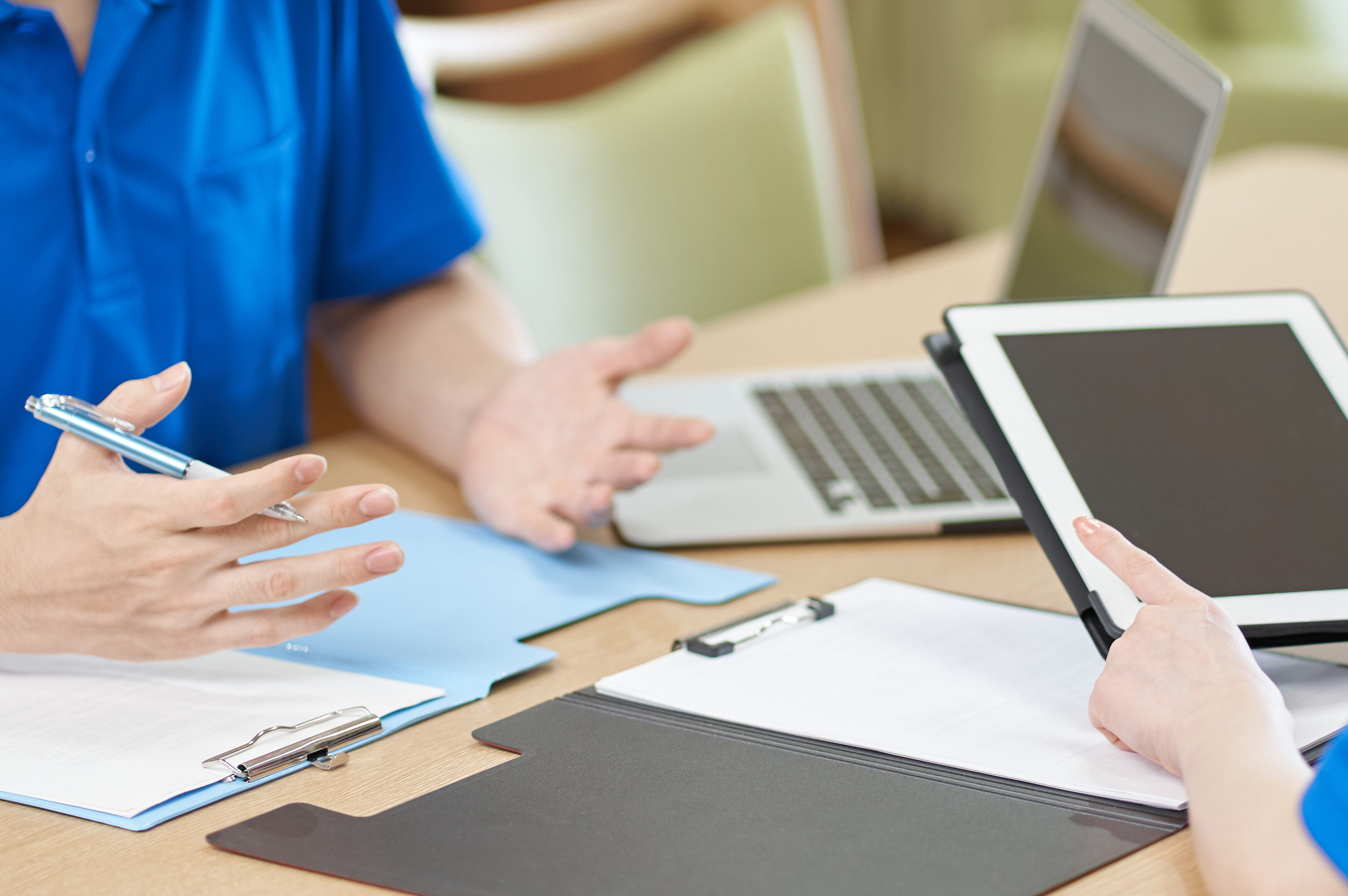 介護プランについて話し合う介護士